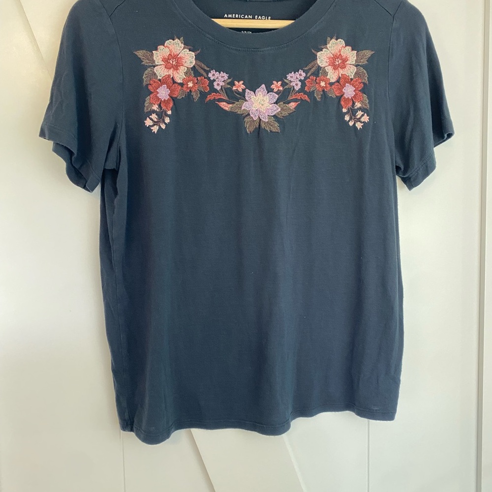 American Eagle Blue T-Shirt Embroidered Flora Print Size S Soft Summer